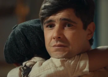 Candinho (Sergio Guizé) e Samir (Davi Malizia) em Êta Mundo Melhor (Foto: Reprodução/TV Globo)