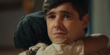 Candinho (Sergio Guizé) e Samir (Davi Malizia) em Êta Mundo Melhor (Foto: Reprodução/TV Globo)