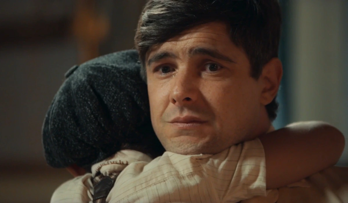 Candinho (Sergio Guizé) e Samir (Davi Malizia) em Êta Mundo Melhor (Foto: Reprodução/TV Globo)