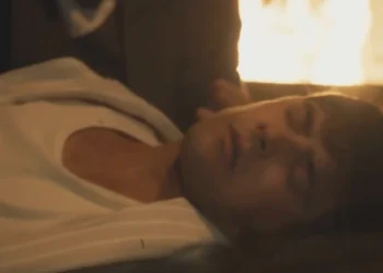 Candinho (Sergio Guizé) fica preso em incêndio na fábrica em Êta Mundo Melhor (Foto: Reprodução/TV Globo)