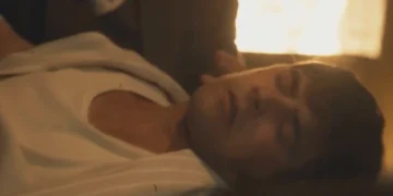Candinho (Sergio Guizé) fica preso em incêndio na fábrica em Êta Mundo Melhor (Foto: Reprodução/TV Globo)
