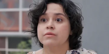 Claudia com olhar de apreensão em cena de Três Graças.