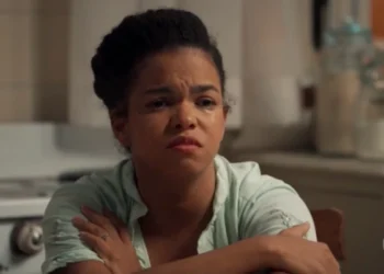 Dita (Jeniffer Nascimento) em Êta Mundo Melhor (Foto: Reprodução/TV Globo)