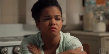 Dita (Jeniffer Nascimento) em Êta Mundo Melhor (Foto: Reprodução/TV Globo)