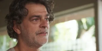 Rogério (Eduardo Moscovis) aparece em Três Graças (Foto: Reprodução/TV Globo)