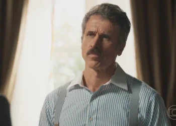Ernesto (Eriberto Leão) em Êta Mundo Melhor (Foto: Reprodução/TV Globo)