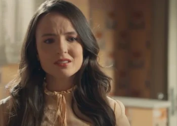 Estela (Larissa Manoela) em Êta Mundo Melhor (Foto: Reprodução/TV Globo)