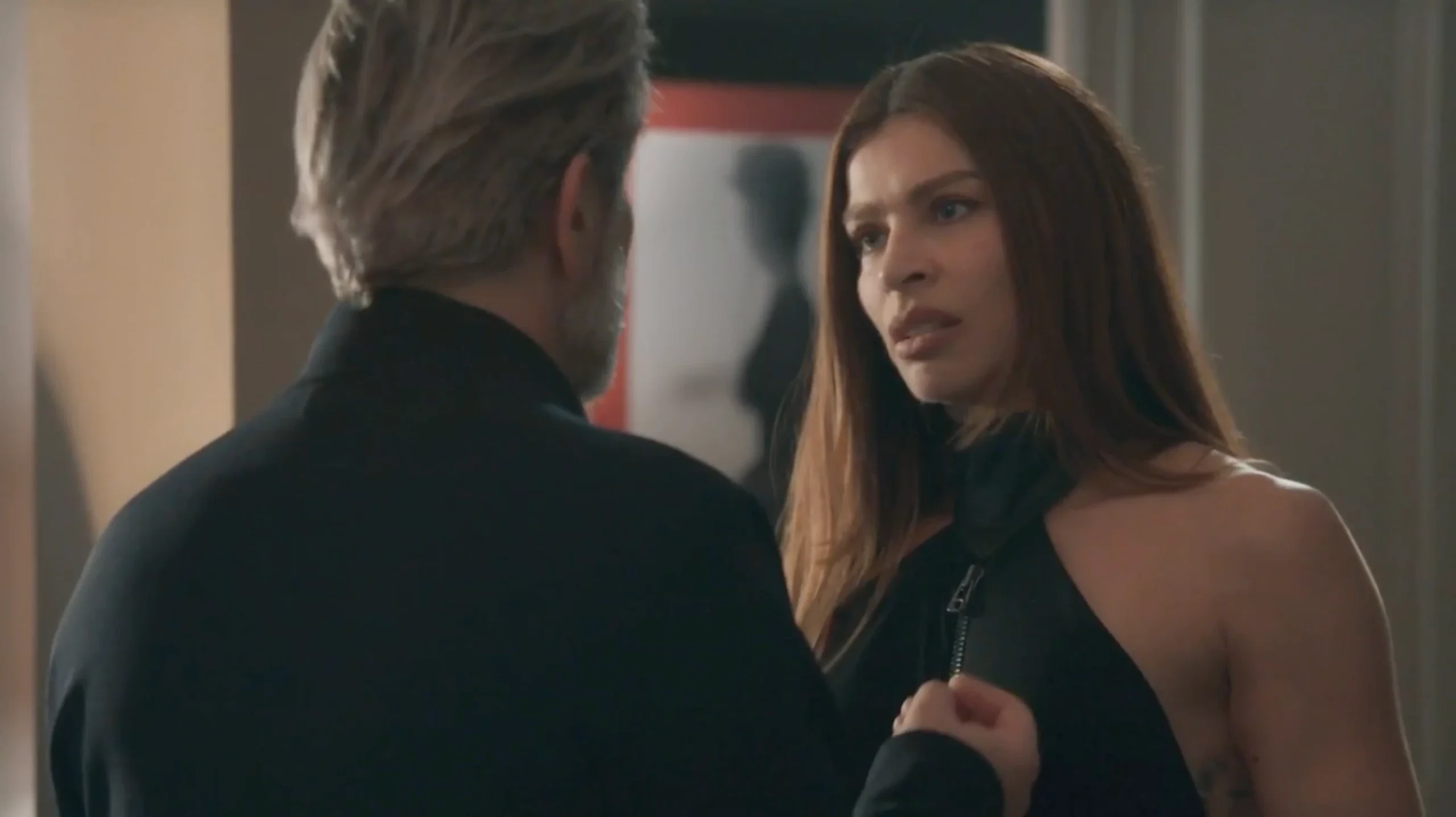 Arminda (Grazi Massafera) arma junto com Ferette (Murilo Benício) em Três Graças (Foto: Reprodução/TV Globo)