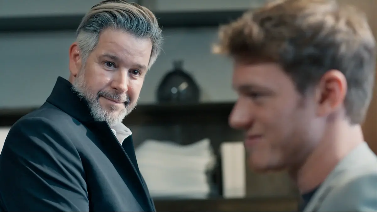 Ferette (à esquerda) observa Leonardo (à direita) que aparece desfocado.