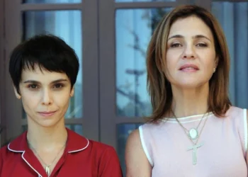 Nina (Débora Falabella) e Carminha (Adriana Esteves) em Avenida Brasil (Foto: Divulgação/TV Globo)