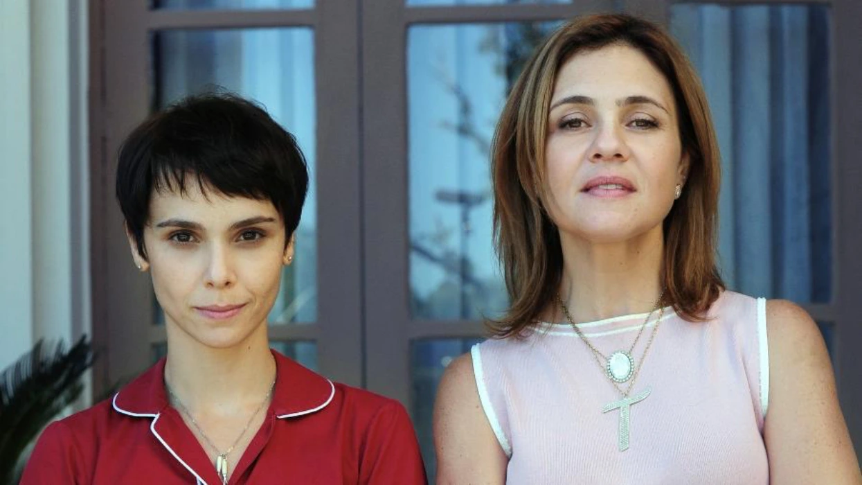 Nina (Débora Falabella) e Carminha (Adriana Esteves) em Avenida Brasil (Foto: Divulgação/TV Globo)