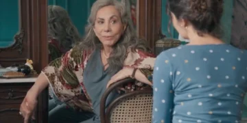 Josefa (Arlete Salles) se revela para Gerluce (Sophie Charlotte) em Três Graças (Foto: Reprodução/TV Globo)