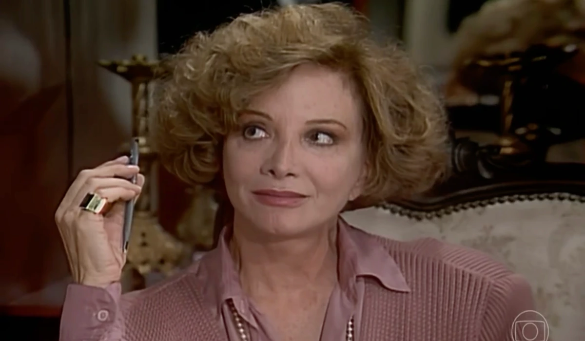 Laurinha (Gloria Menezes) em Rainha da Sucata (Foto: Reprodução/TV Globo)