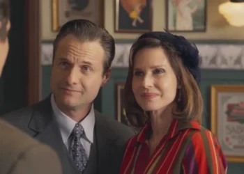 Lauro (Marcelo Argenta) e Sônia (Paula Burlamaqui) em Êta Mundo Melhor (Foto: Reprodução/TV Globo)