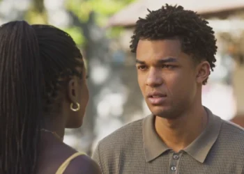 Leona (Clara Moneke) e Samuel (Juan Paiva) em Dona de Mim (Foto: Reprodução/TV Globo)