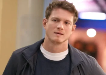 Leonardo em cena de Três Graças.