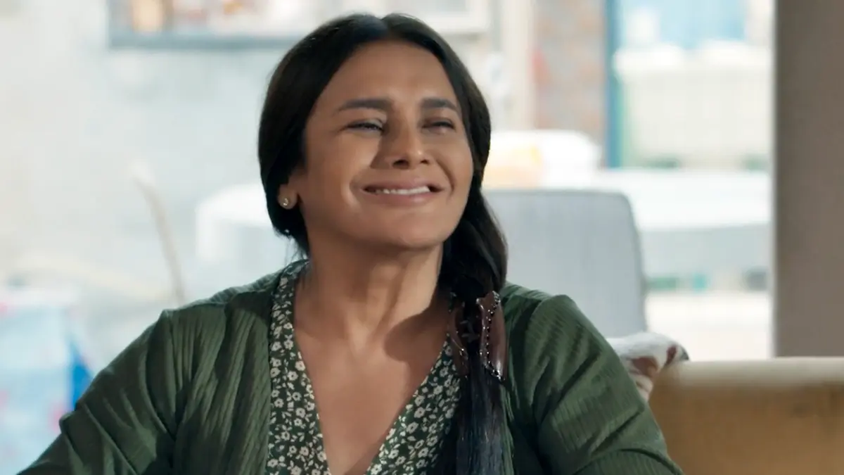 Lígia sorrindo em cena de Três Graças.