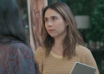 Lucélia (Daphne Bozaski) e Maggye (Mell Muzillo) em Três Graças (Foto: Reprodução/TV Globo)