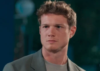 Leonardo sério em cena da novela Três Graças.