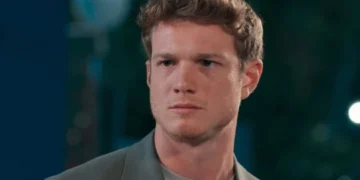 Leonardo sério em cena da novela Três Graças.