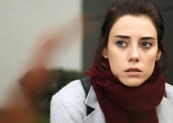 Zeynep (Cansu Dere) em Mãe (Foto: Divulgação/Record)