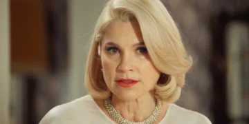 Sandra (Flávia Alessandra) em Êta Mundo Melhor (Foto: Reprodução/TV Globo)