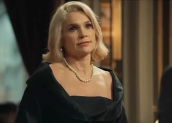 Sandra (Flávia Alessandra) em Êta Mundo Melhor (Foto: Reprodução/TV Globo)