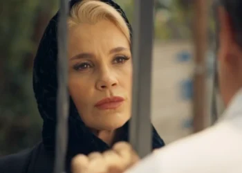 Sandra (Flávia Alessandra) em Êta Mundo Melhor (Foto: Reprodução/TV Globo)