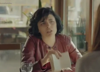 Resumo da novela Mãe de 11 de novembro tem Sule vasculhando o apartamento de Ali e fazendo grande descoberta