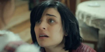 Sule observando Melek em cena da novela Mãe, da Record.