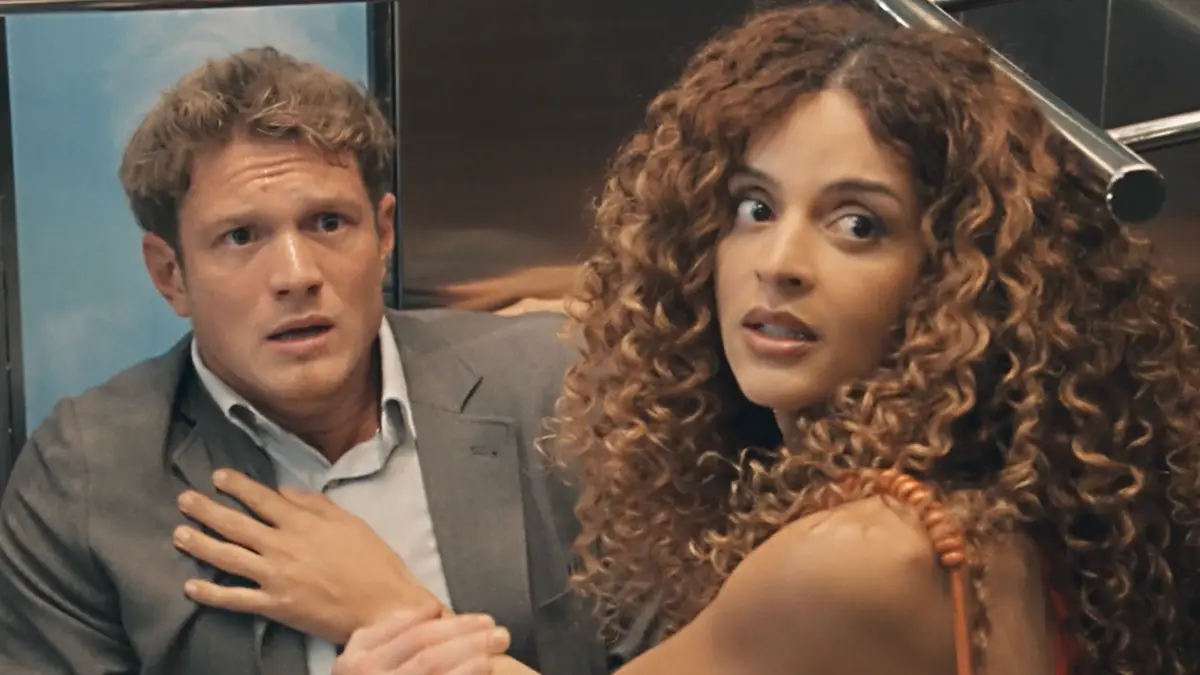 Leonardo (à esquerda) com cara de assustado; Viviane (à direita) em Três Graças.