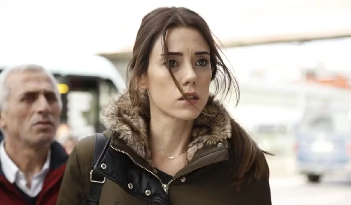 Zeynep (Cansu Dere) na novela Mãe (Foto: Divulgação/Record)