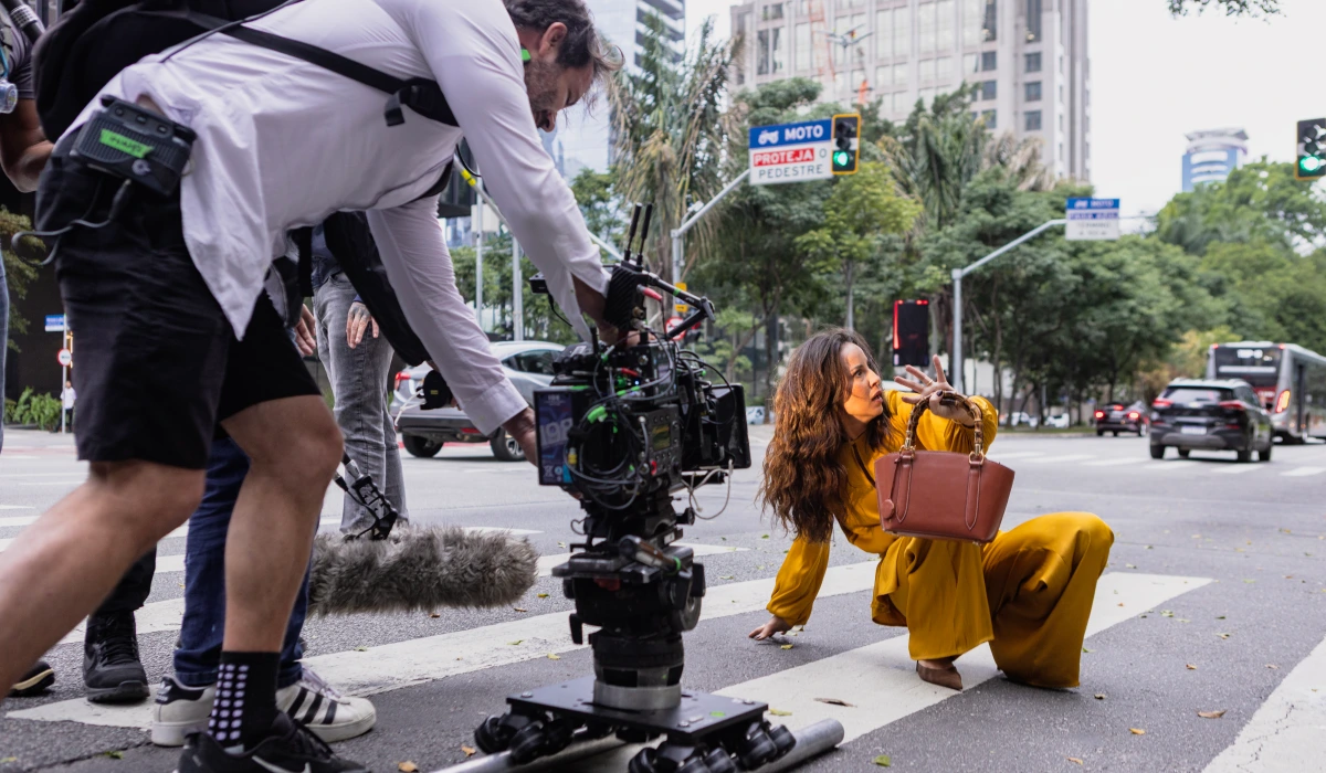 Andréia Horta durante gravação em que Arminda (Grazi Massafera) empurra Zenilda na frente de ônibus (Foto: Fabiano Battaglin/TV Globo) 