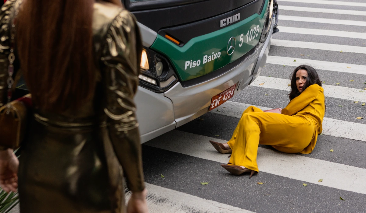 Zenilda (Andréia Horta) é empurrada na frente de ônibus em Três Graças (Foto: Fabiano Battaglin/TV Globo)