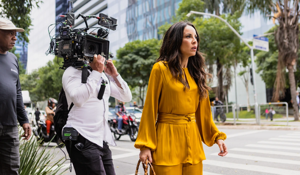 Zenilda (Andréia Horta) vê Rogério (Eduardo Moscovis) na rua em Três Graças (Foto: Fabiano Battaglin/TV Globo)