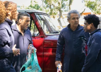 Viviane (Gabriela Loran), Misael (Belo), Joaquim (Marcos Palmeira) e Júnior (Guthierry Sotero) se preparam para o assalto em Três Graças (Foto: Manoella Mello/TV Globo)