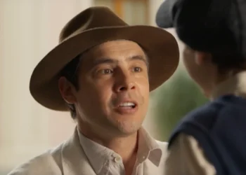 Candinho (Sergio Guizé) e Samir (Davi Malizia) em cena de Êta Mundo Melhor (Foto: Reprodução/TV Globo)