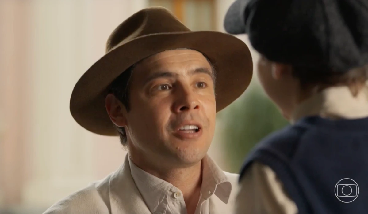 Candinho (Sergio Guizé) e Samir (Davi Malizia) em cena de Êta Mundo Melhor (Foto: Reprodução/TV Globo)