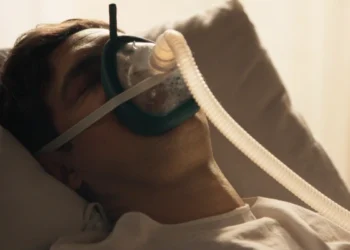 Candinho (Sergio Guizé) em Êta Mundo Melhor (Foto: Reprodução/TV Globo)