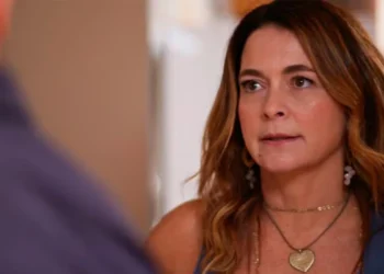 Filipa (Cláudia Abreu) se reaproxima de Danilo (Felipe Simas) em Dona de Mim (Foto: Reprodução/TV Globo)
