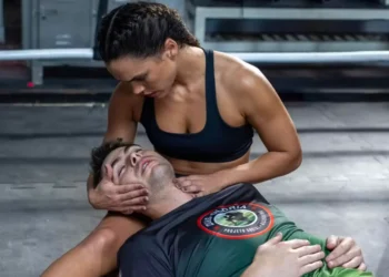 Final de Dona de Mim: Davi acorda da cirurgia, é informado que Jaques salvou sua vida e chora feito criança: “Meu pai”