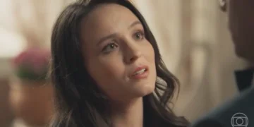 Estela (Larissa Manoela) desiste de Celso (Rainer Cadete) em Êta Mundo Melhor (Foto: Reprodução/TV Globo)