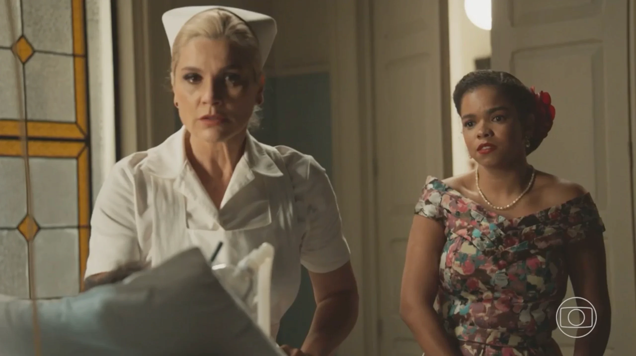 Sandra (Flávia Alessandra) e Dita (Jeniffer Nascimento) em Êta Mundo Melhor (Foto: Reprodução/TV Globo)