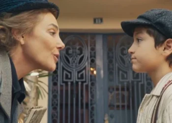 Zulma (Heloísa Périssé) e Samir (Davi Malizia) em Êta Mundo Melhor (Foto: Reprodução/TV Globo)