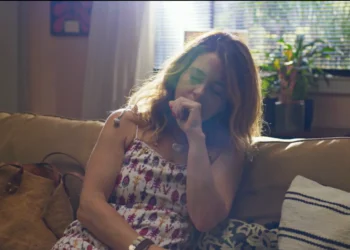 Dona de Mim: Danilo segue Jaques, descobre que Filipa foi internada à força em clínica psiquiátrica e ajuda em seu resgate