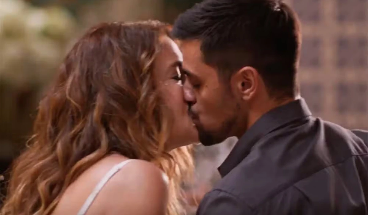Filipa (Cláudia Abreu) e Danilo (Felipe Simas) se beijam em Dona de Mim (Foto: Reprodução/TV Globo)