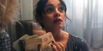 Gerluce segurando maços de dinheiro em cena de Três Graças.