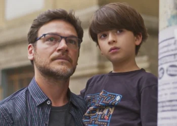 Hudson (Emilio Dantas) e Igor (Theo Matos) em Dona de Mim (Foto: Reprodução/TV Globo)