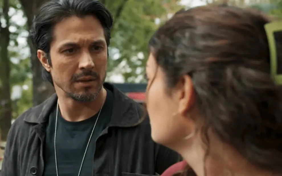 Paulinho encara Gerluce em cena de Três Graças.