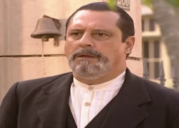 Terra Nostra: Gumercindo decide largar a fazenda, compra uma mansão na cidade e descobre que Naná é sua vizinha